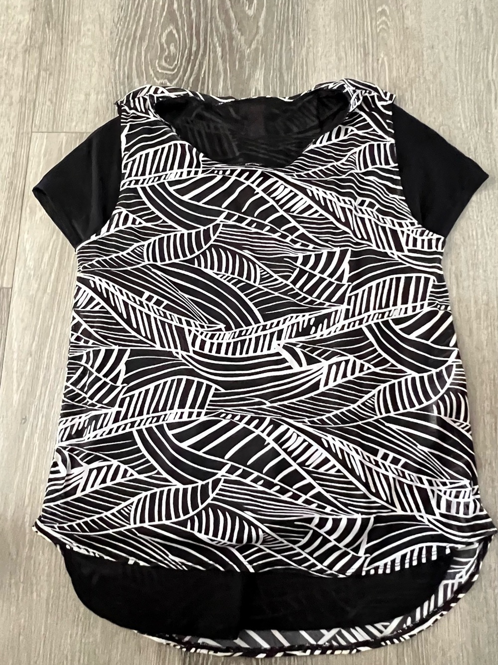 Chico's Black & White Leaf-Pattern Short Sleeve Tee